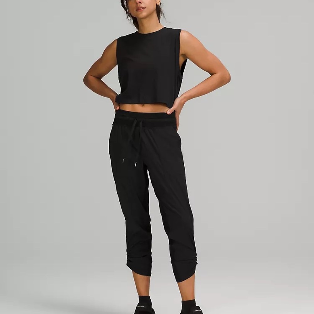 EC - like new Women’s Dance Studio Mid-Rise Cropped Pant Size 4 Black